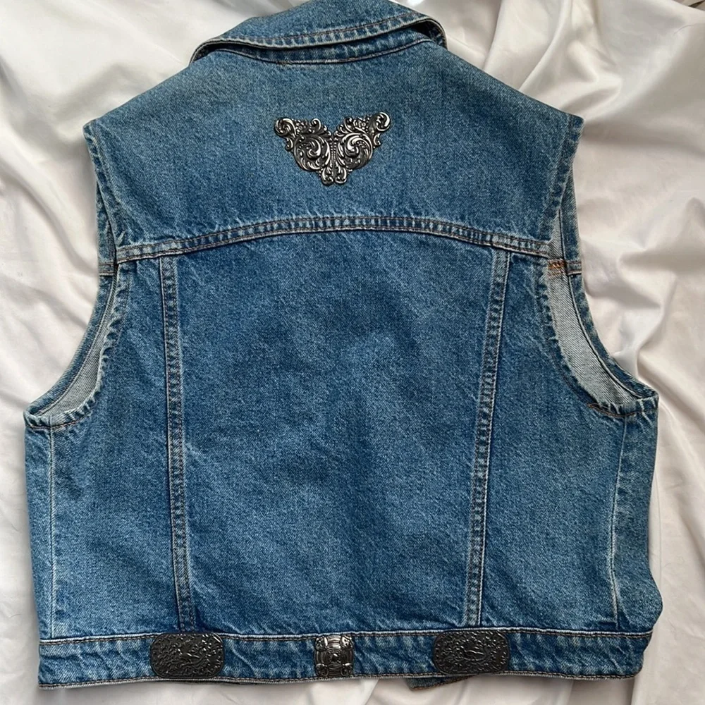 Denim vest with removable silver concho jewelry sz M